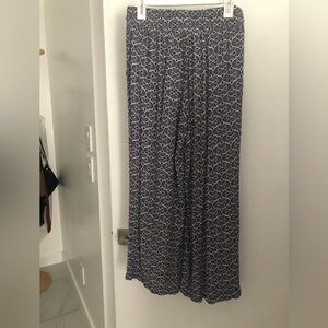 Relaxed wide-leg pants in white and navy.
